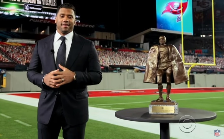 Russell Wilson named Walter Payton NFL Man of the Year, quotes 1 Corinthians