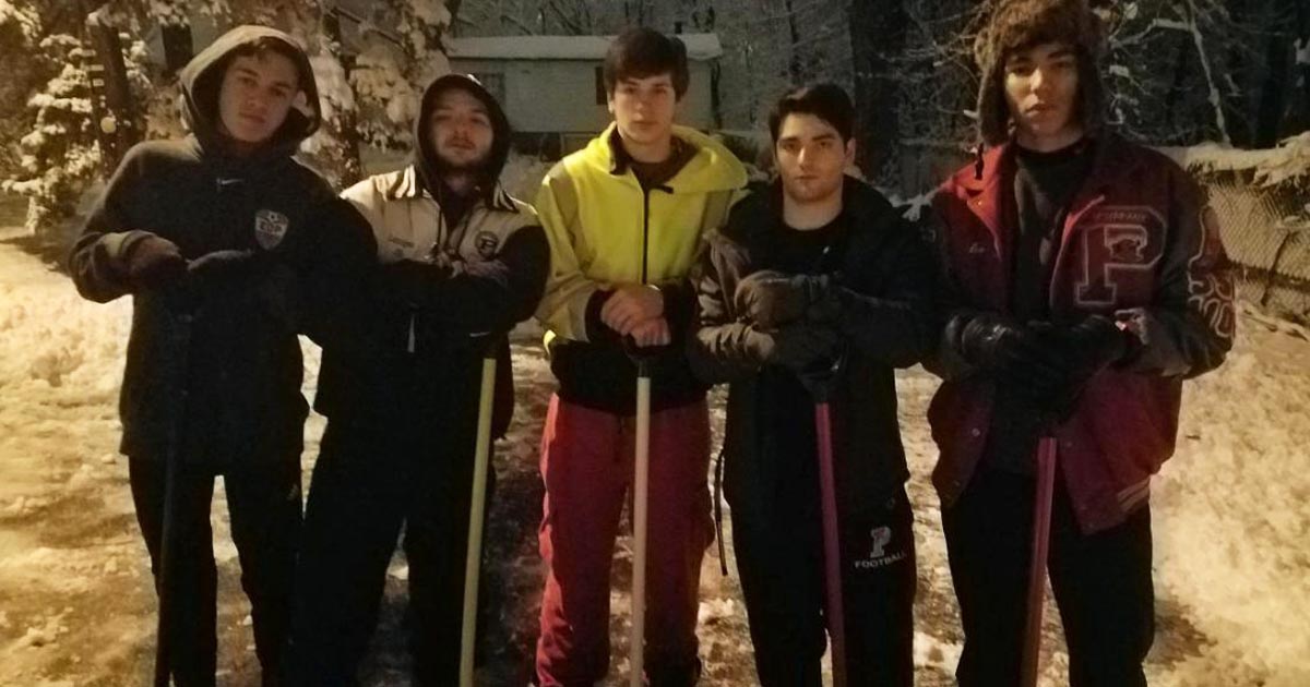 High School Students Shovel Elderly Woman’s Driveway At 4:30 AM So She Can Go For Her Dialysis