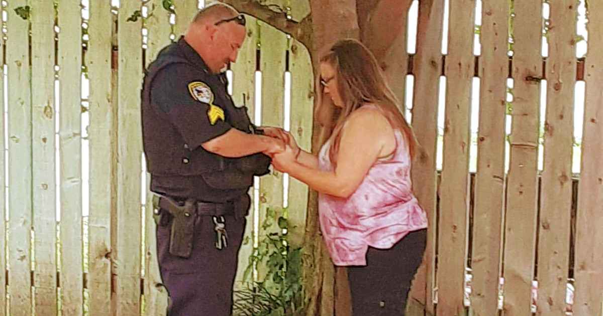 Police Officer Stops To Pray With Woman He Arrested A Year Ago