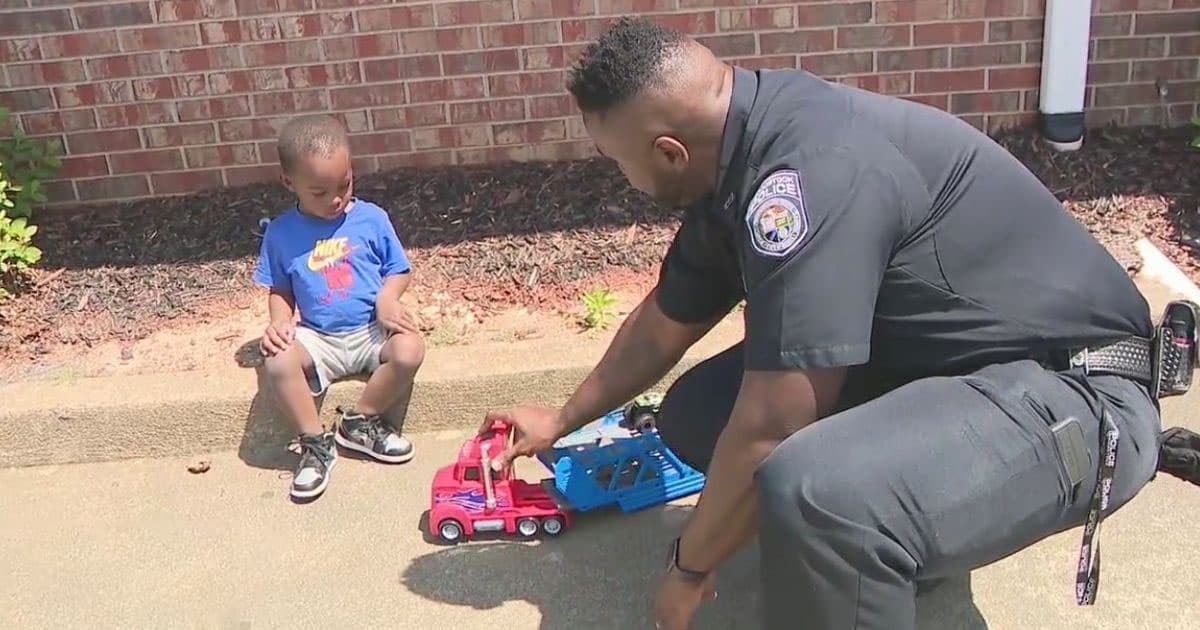 Off-Duty Police Officer Responds To Mom’s Frantic Call And Saves 2-Year-Old Boy